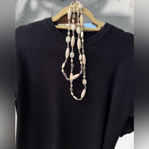 White and Crystal beads on silver chain - Picture 5 of 7